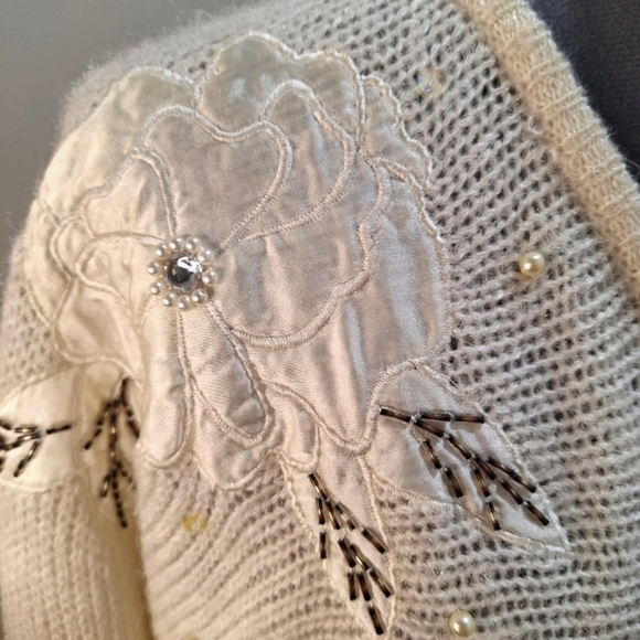 Exclusive Exports Off White V- Neck Sweater W/ flowers.      Size XL - Picture 2 of 7